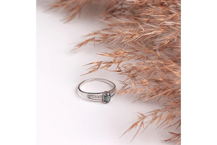 Кольцо из белого золота с александритом и 10 фианитами