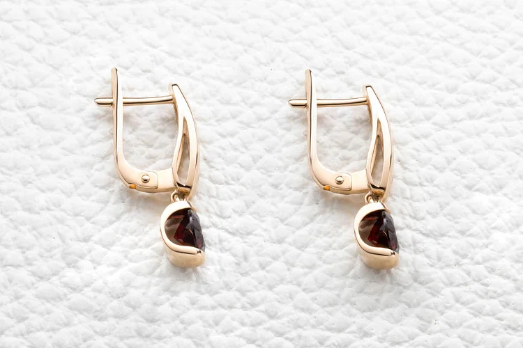 Серьги из красного золота с 2 гранатами и 12 фианитами