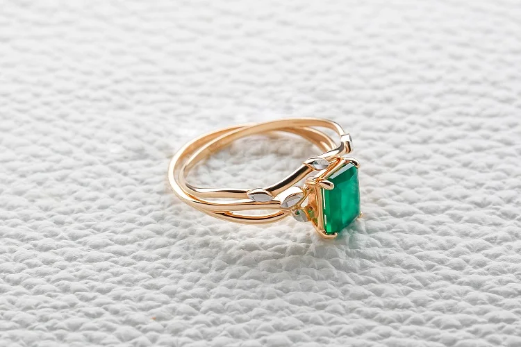 Кольцо Веточка из красного золота с агатом