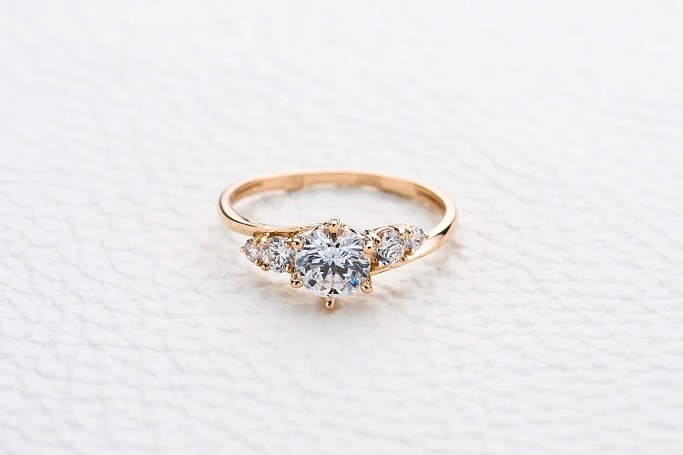 Кольцо из красного золота с кристаллом swarovski и 4 фианитами