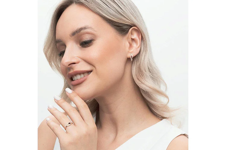 Серьги из красного золота с 2 гранатами и 16 фианитами