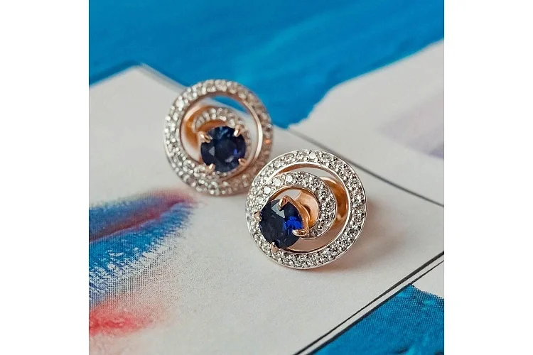 Серьги-пусеты из красного золота с 2 корундами и 72 фианитами