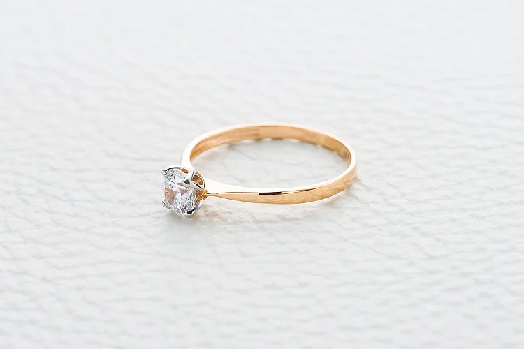 Кольцо из красного золота с кристаллом swarovski