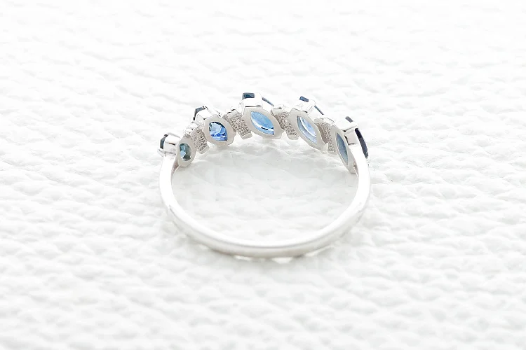 Кольцо из белого золота с 5 сапфирами и 4 бриллиантами