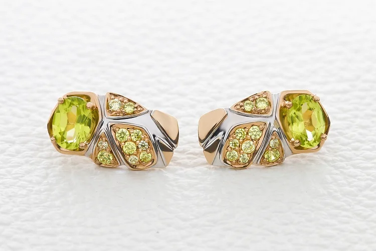 Серьги из красного золота с 2 кварцами и 16 фианитами