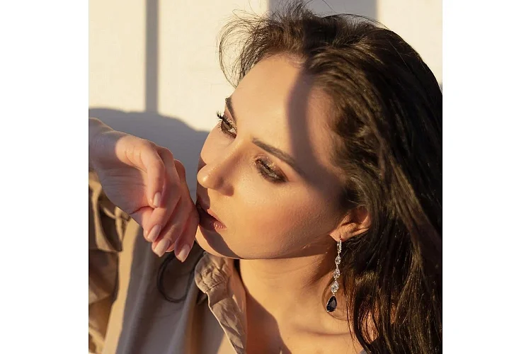 Серьги из белого золота с 2 сапфирами и 20 фианитами