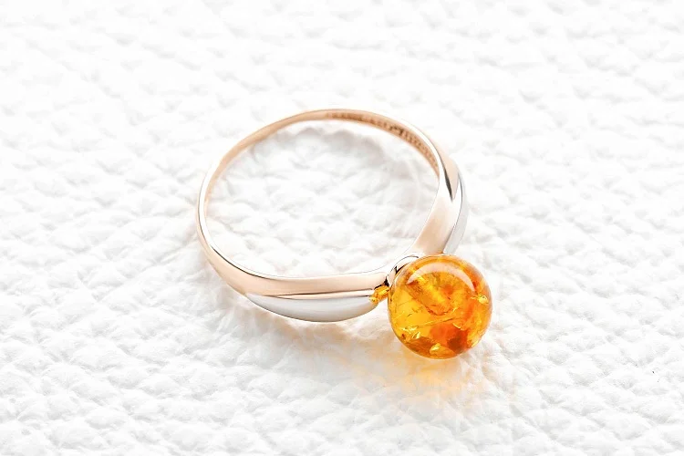 Кольцо из красного золота с янтарём
