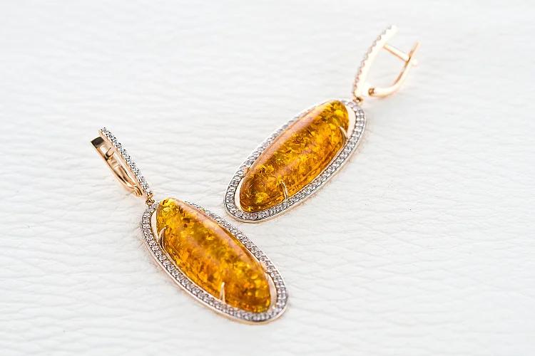 Серьги из красного золота с янтарём и 132 фианитами