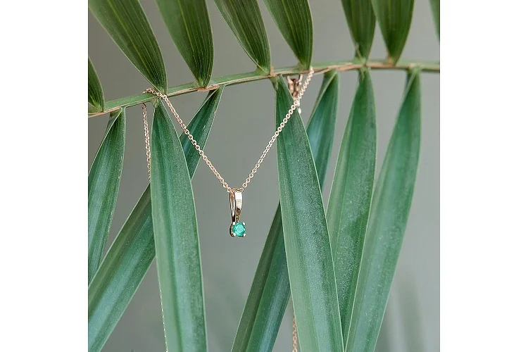 Подвеска из красного золота с изумрудом