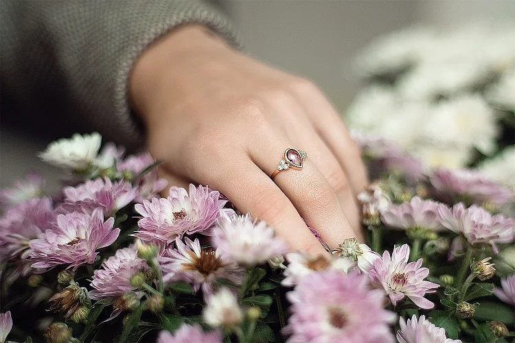 Кольцо из красного золота с аметистом и 6 фианитами