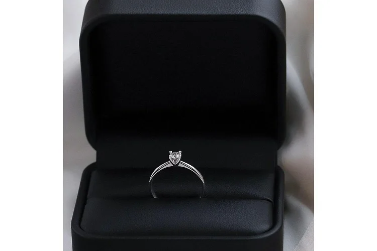 Кольцо из белого золота с бриллиантом