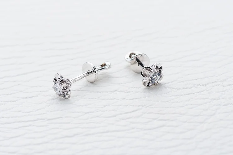 Серьги-пусеты Цветы из белого золота с 2 фианитами