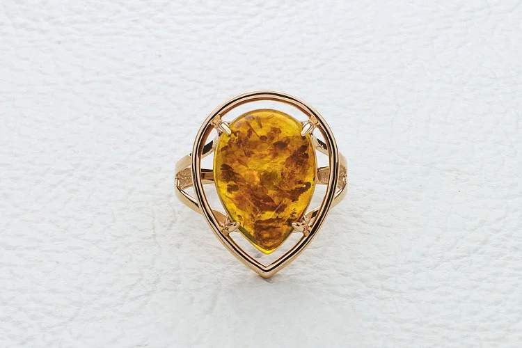 Кольцо из красного золота с янтарём