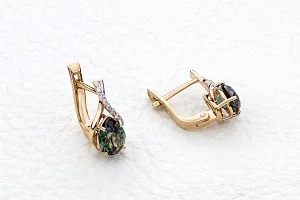 Серьги из красного золота с 2 александритами и 16 фианитами