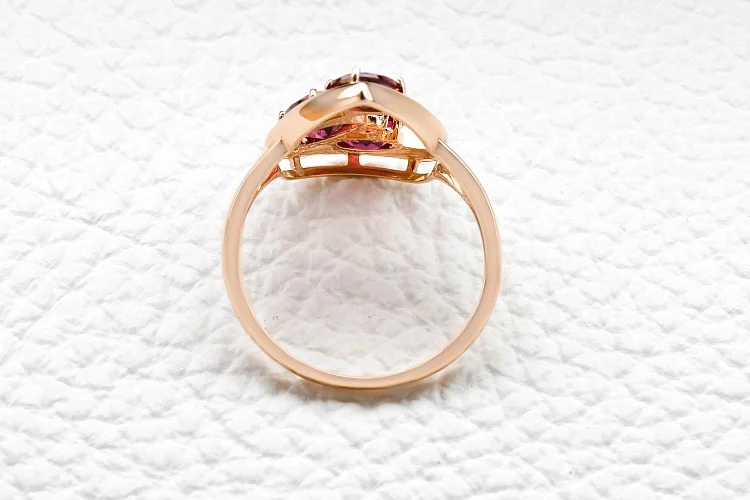 Кольцо из красного золота с 5 родолитами