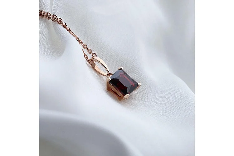 Подвеска из красного золота с гранатом