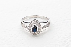 Кольцо из белого золота с сапфиром и 30 бриллиантами