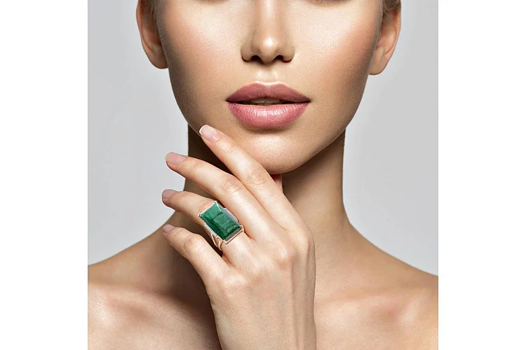 Кольцо из красного золота с наноситалом и 18 фианитами