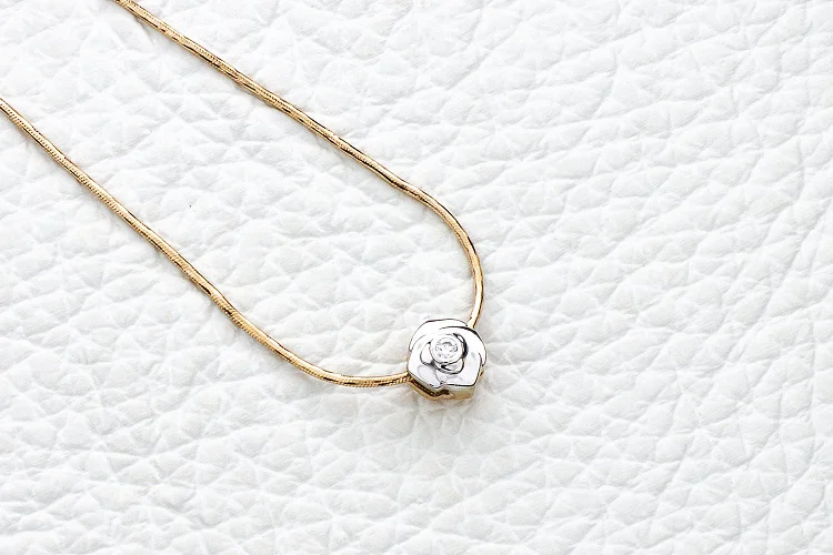 Колье Цветок из красного золота с 2 бриллиантами