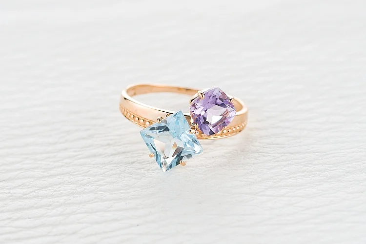 Кольцо из красного золота с топазом sky и аметистом