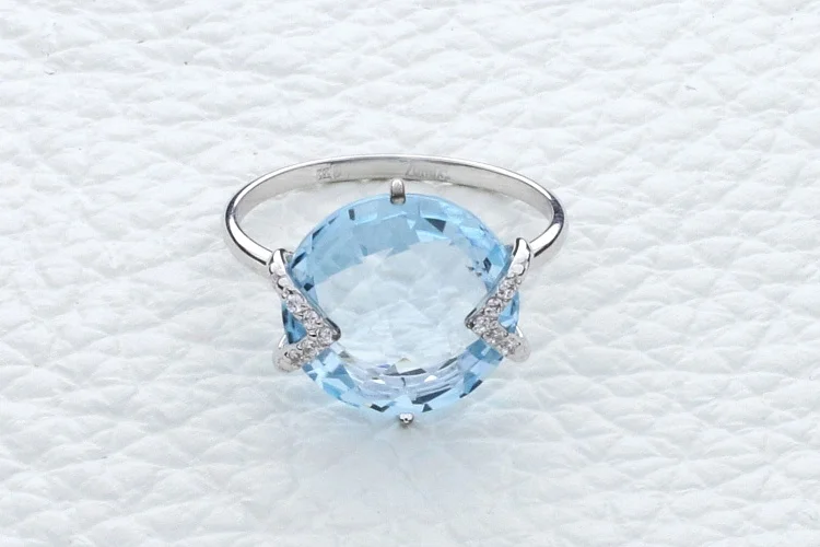 Кольцо из белого золота с топазом sky и 10 фианитами