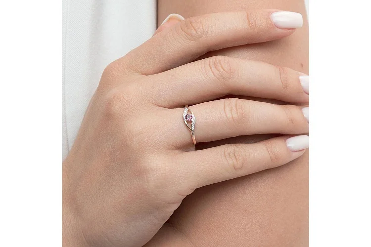 Кольцо из красного золота с родолитом и 8 фианитами