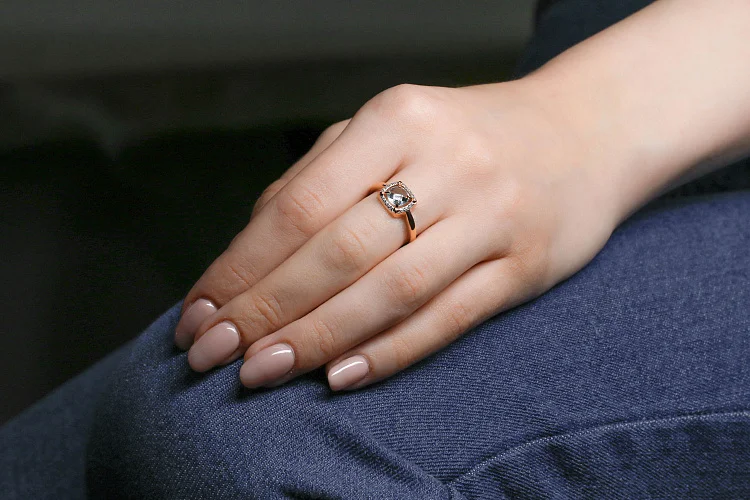 Кольцо из красного золота с топазом sky и 16 фианитами