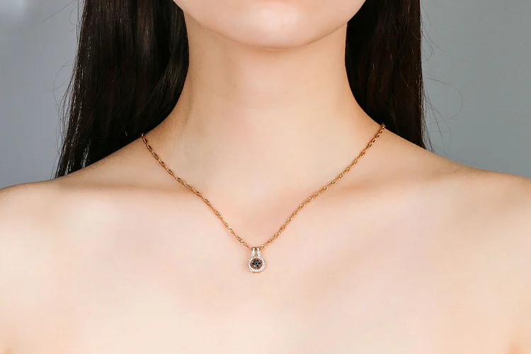 Подвеска из красного золота с 37 бриллиантами