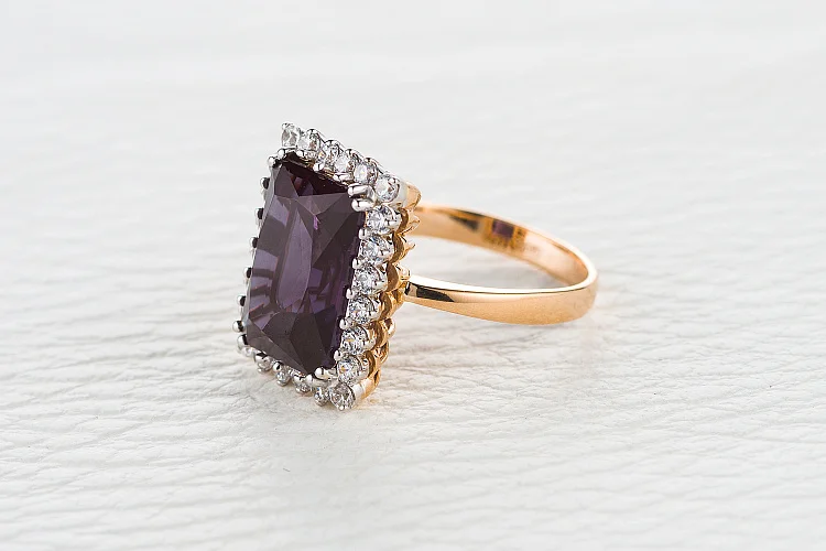 Кольцо из красного золота с александритом и 24 фианитами