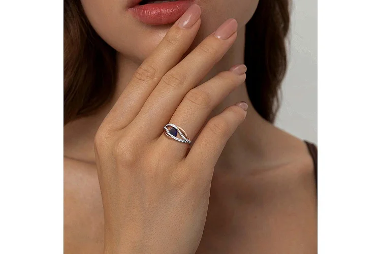 Кольцо из красного золота с иолитом и 42 фианитами