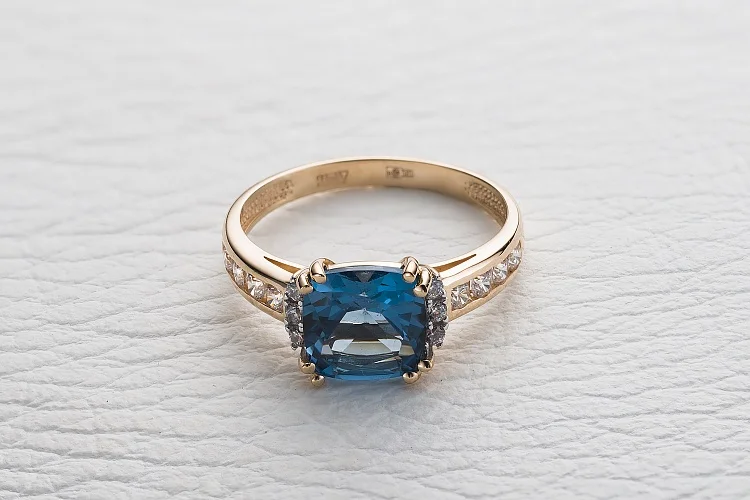 Кольцо из красного золота с топазом лондон и 14 фианитами