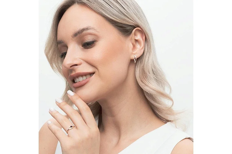 Кольцо из красного золота с гранатом и 8 фианитами