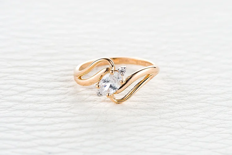 Кольцо из красного золота с 3 фианитами