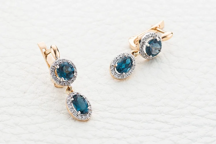 Серьги из красного золота с 4 топазами лондон и 64 фианитами