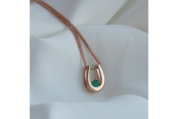 Подвеска из красного золота с изумрудом