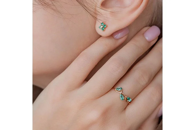 Кольцо из красного золота с 3 изумрудами