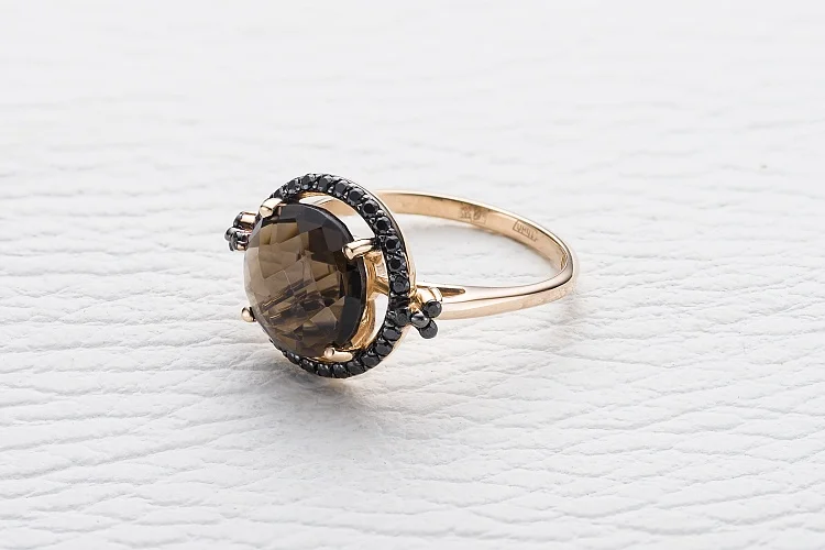 Кольцо из красного золота с раухтопазом и 32 фианитами