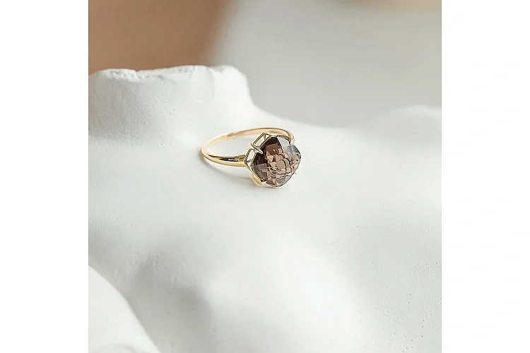 Кольцо из жёлтого золота с раухтопазом