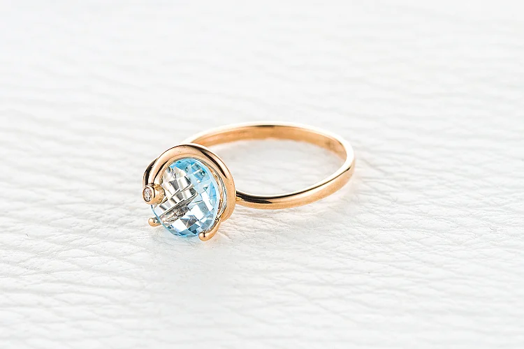 Кольцо из красного золота с топазом sky и фианитом