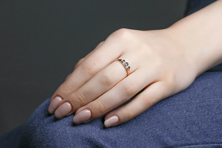 Кольцо из красного золота с 3 александритами и 10 фианитами