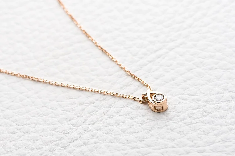 Колье из красного золота с бриллиантом