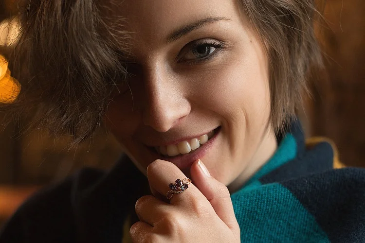 Кольцо из красного золота с 3 александритами и 6 фианитами