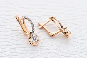 Серьги из красного золота с 26 фианитами