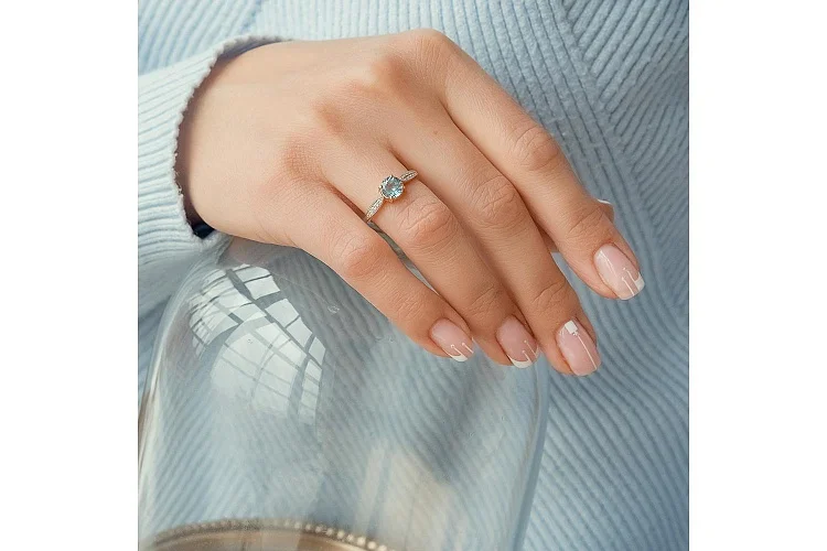 Кольцо из красного золота с топазом sky и 10 фианитами