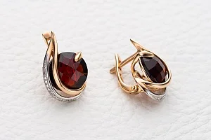 Серьги из красного золота с 2 гранатами и 6 фианитами