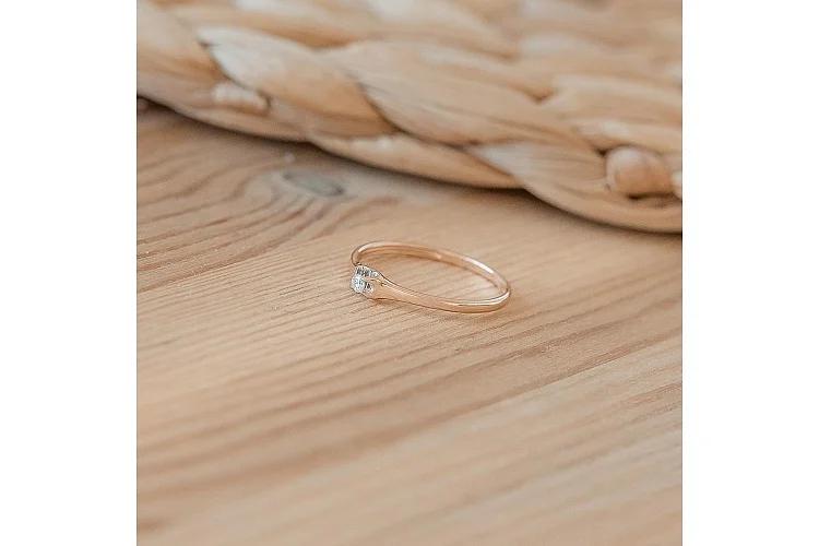 Кольцо из красного золота с фианитом