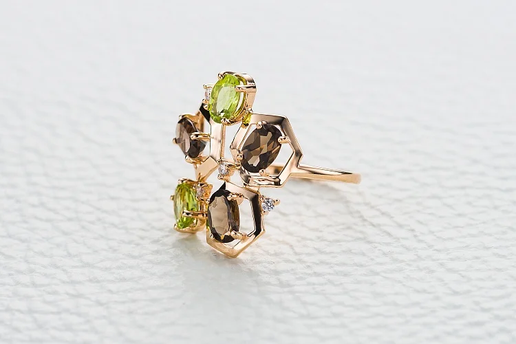 Кольцо из красного золота с раухтопазами, хризолитами и фианитами