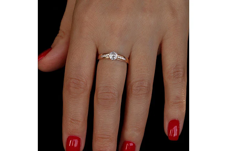 Кольцо из красного золота с 11 фианитами