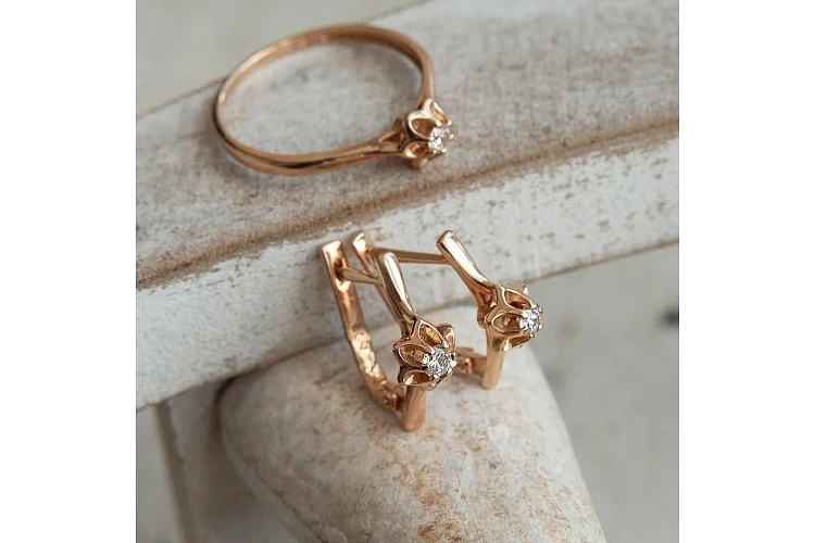 Кольцо Цветок из красного золота с бриллиантом