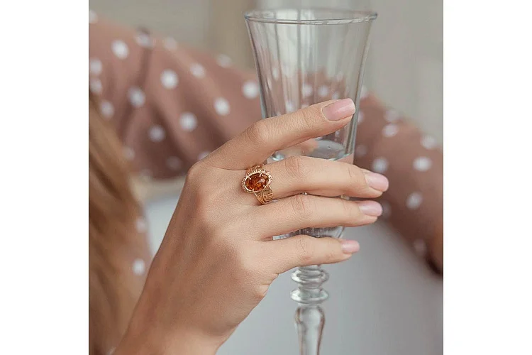 Кольцо из жёлтого золота с янтарём и 37 фианитами